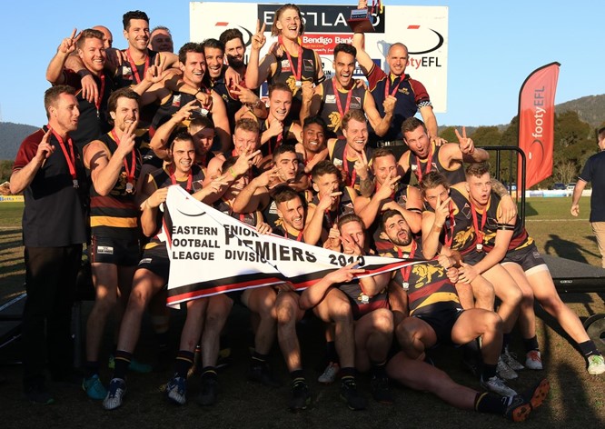 DEFC team holding up junior division premiers flag for 2019